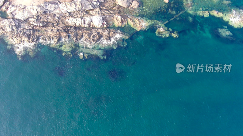 航拍大海海浪拍打礁石沙滩