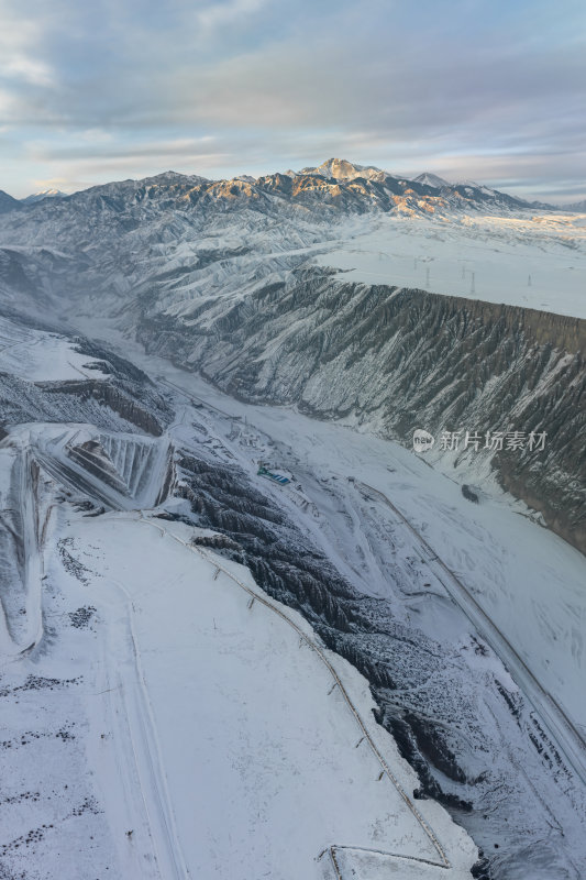 新疆北疆独山子大峡谷纹理雪山高空航拍