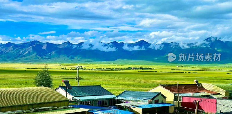 山脚下的乡村风光全景