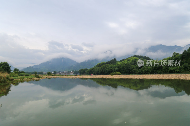 清晨薄雾笼罩的静谧山河