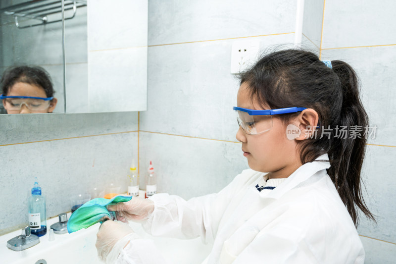 居家学习在家做科学实验的中国小学生女孩