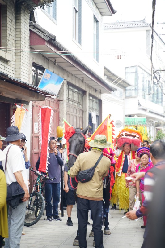 大理白族端午节身着民族服饰人们在户外表演