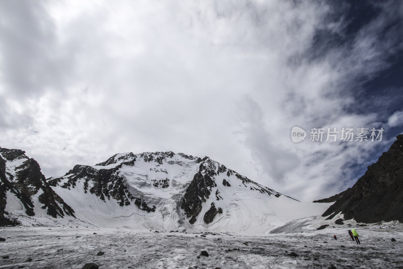 博格达  新疆  天山 蓝天白云下的雪山风景