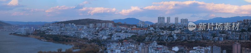 大理洱海边海东依山傍水的城市180度全景