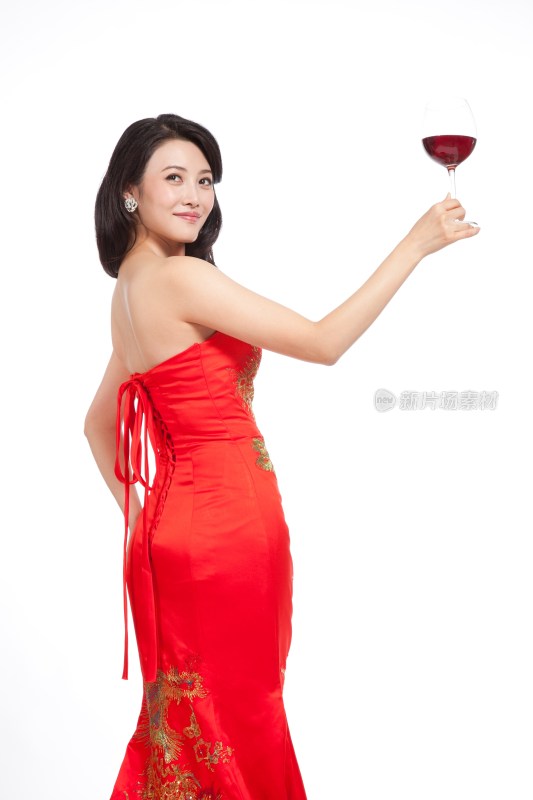 棚拍身穿中国传统服装的年轻女人举杯