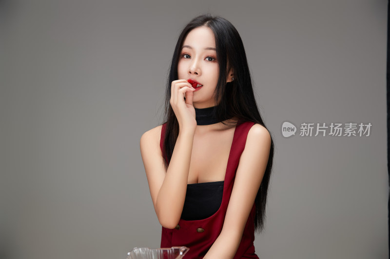 吃水果的亚洲东方长发少女