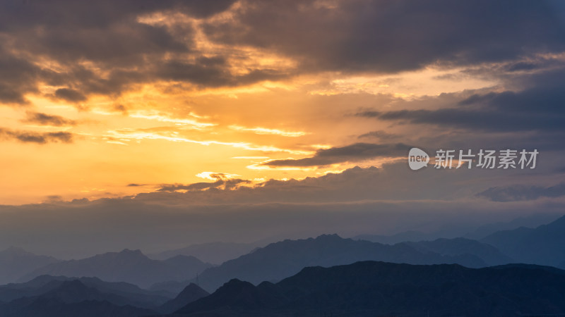 中国新疆天山山脉东段最高峰博格达峰朝霞