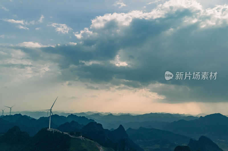 山峦间的风力发电机与云海