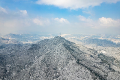 冬天丘陵山川农田美丽乡村雪景航拍图