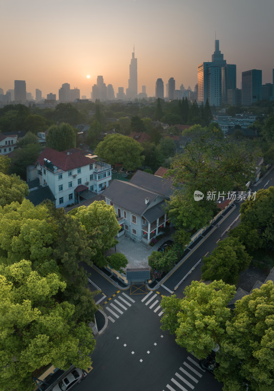 南京日出时分颐和路街景与高楼的航拍景象