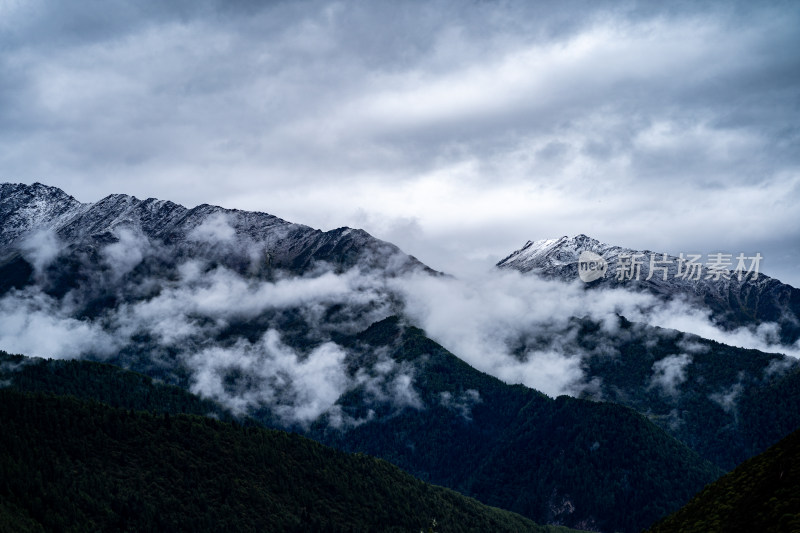 四川阿坝藏族羌族自治州四姑娘雪山风貌