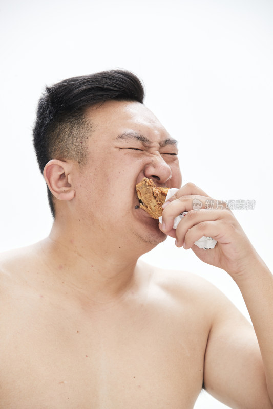 大吃特吃各种食物的肥胖亚洲男子