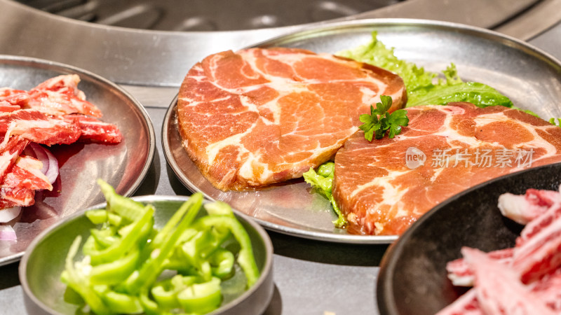 餐桌上的牛肉烤肉美食多角度特写