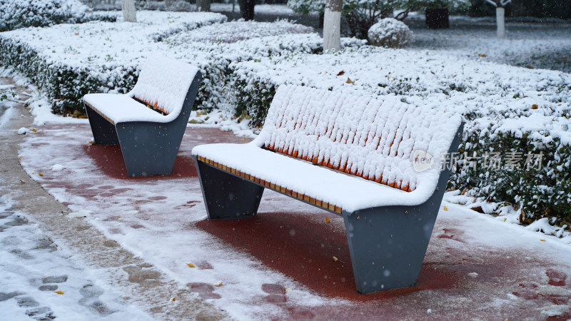白雪覆盖的椅子