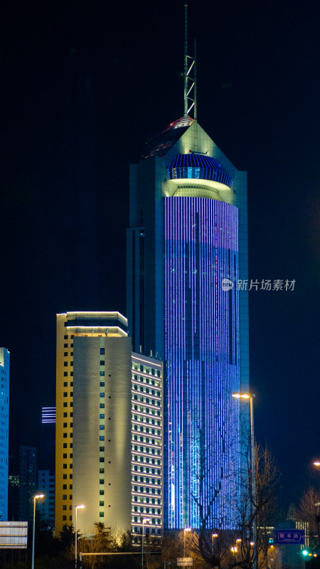 青岛国际金融中心大楼夜景