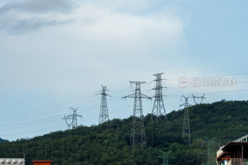 户外山上的高压电线塔群