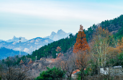 山东青岛崂山北九水风景区，秋季山峰起伏