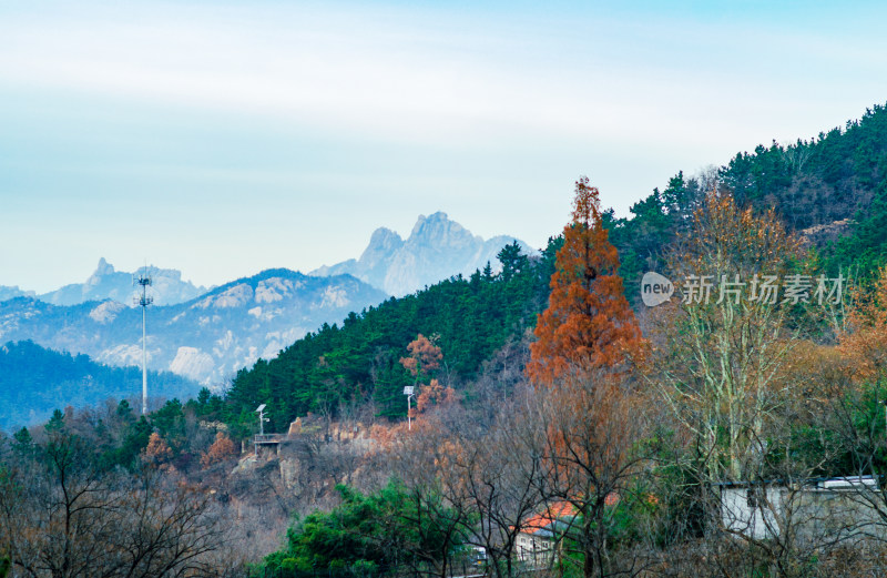 山东青岛崂山北九水风景区，秋季山峰起伏