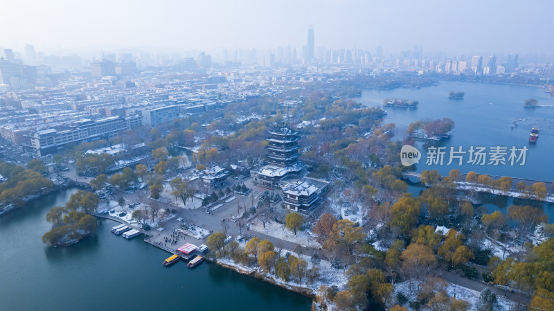 山东济南大明湖趵突泉泉水冬天雾气雪景