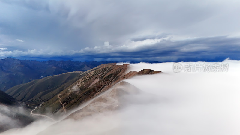 云雾缭绕的山间景色航拍全景