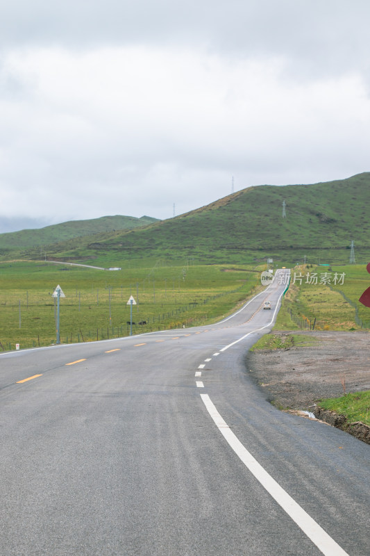 阴雨天草原公路