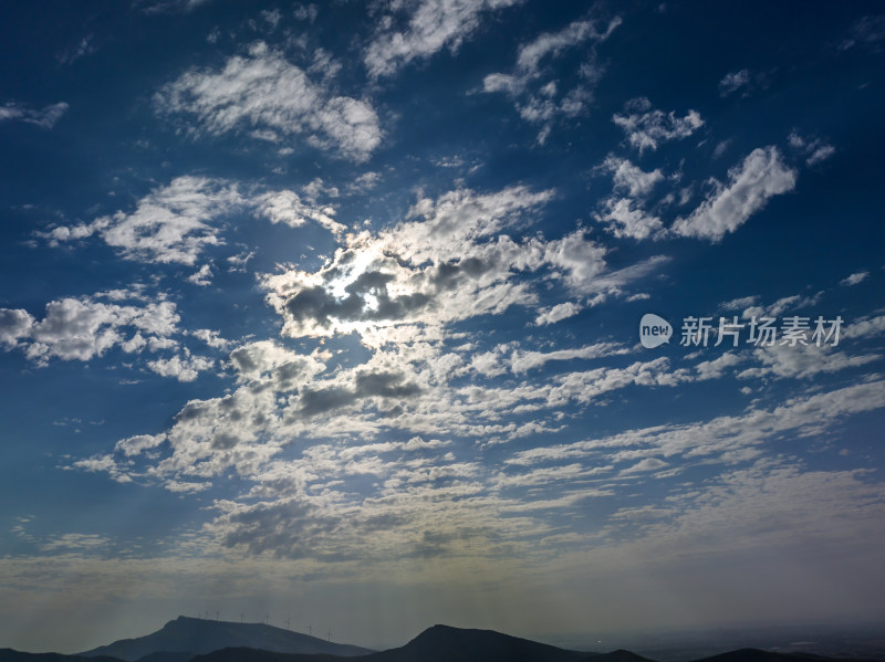 夏天晴朗天空蓝天白云大山自然