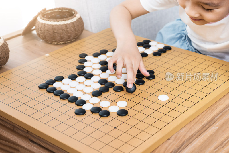 专注下围棋的女孩特写