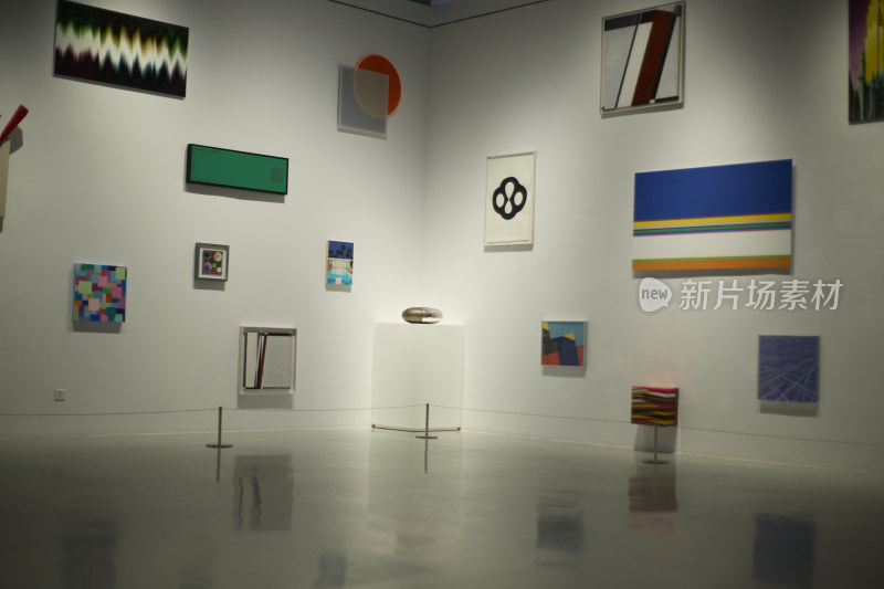 现代艺术画作展厅场景