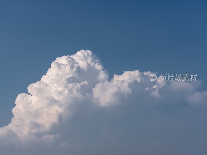 蓝色天空白云飘过夏天晴朗天气小清新