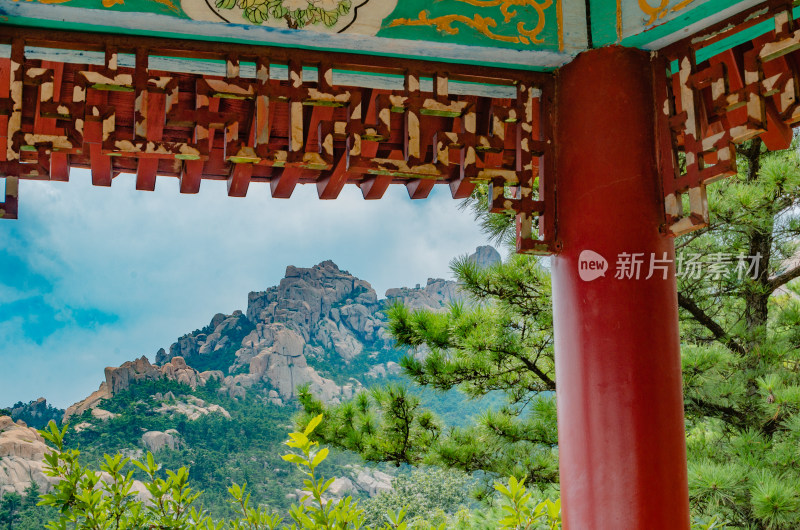 青岛崂山仰口景区，透过亭子看到巍峨的山峰