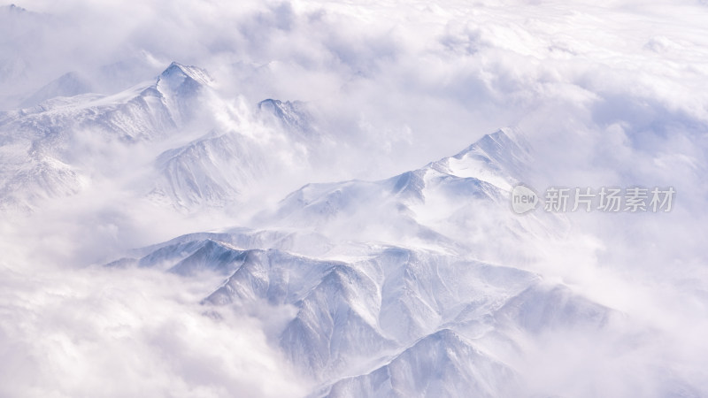 飞机上拍摄的雪山与云层