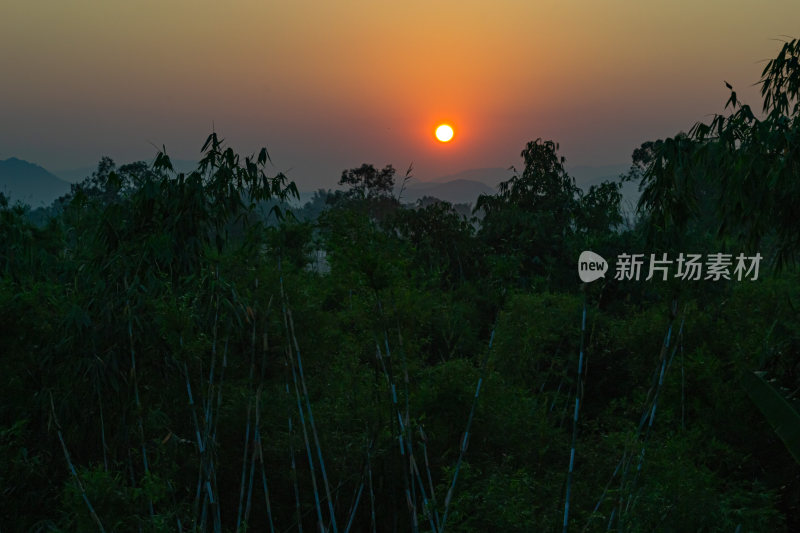 晴朗天气，群山中的日落