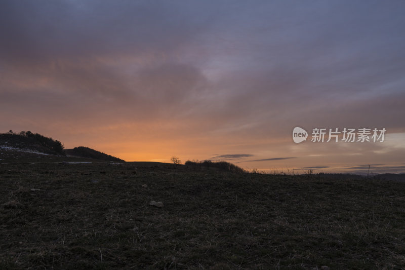 旷野中美丽的黄昏日落景色