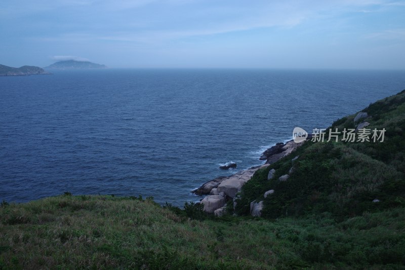 海边植被覆盖的岩石海岸景观