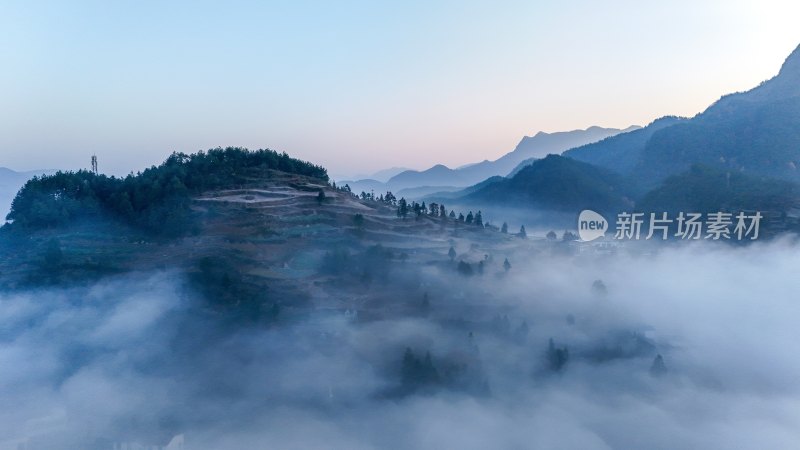 贵州沿河：红花盖下雾正浓