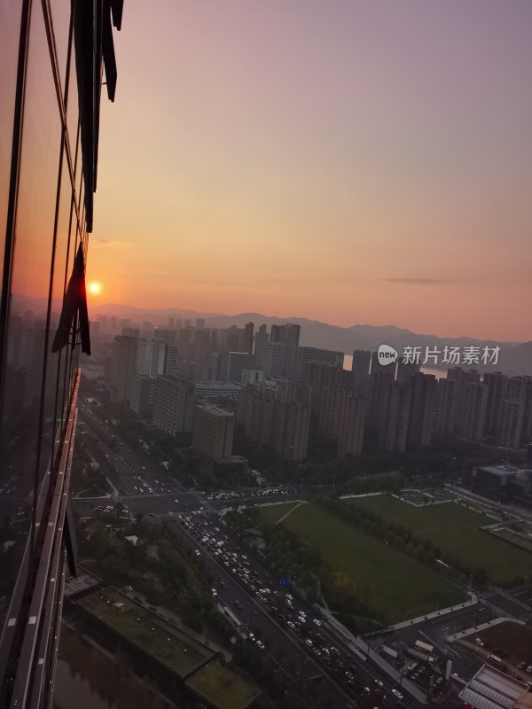 高楼大厦夕阳西下、落日余晖与晚霞