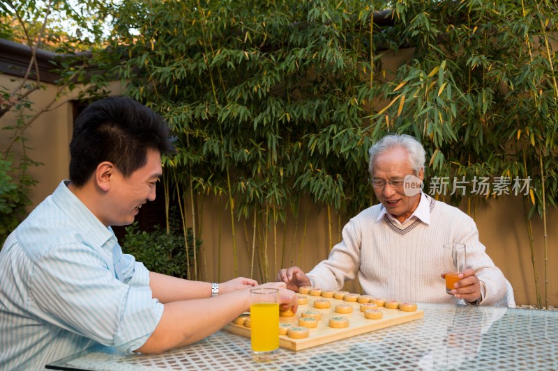 父子在院子里下棋