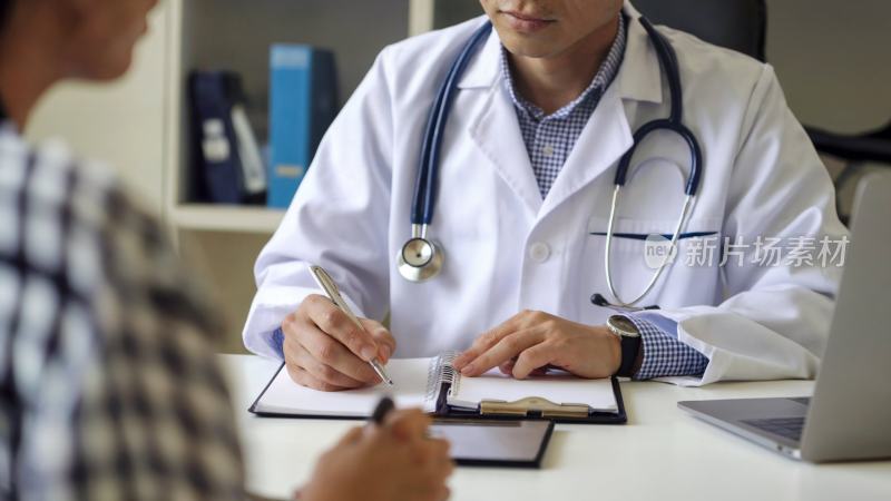 医生在诊室中记录病历的场景