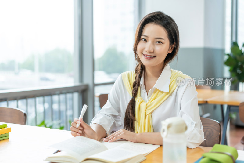 年轻女子在读书