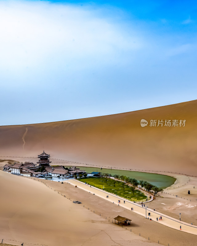 甘肃敦煌鸣沙山月牙泉沙漠景观