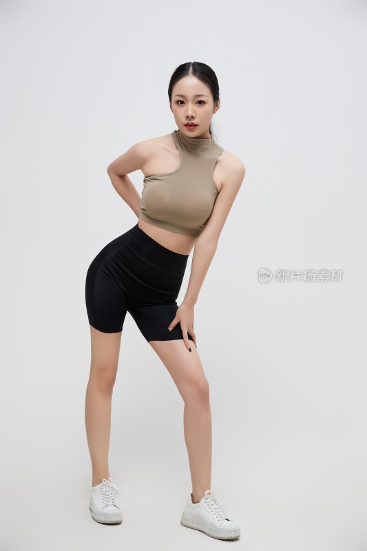 穿着运动服的亚洲美女