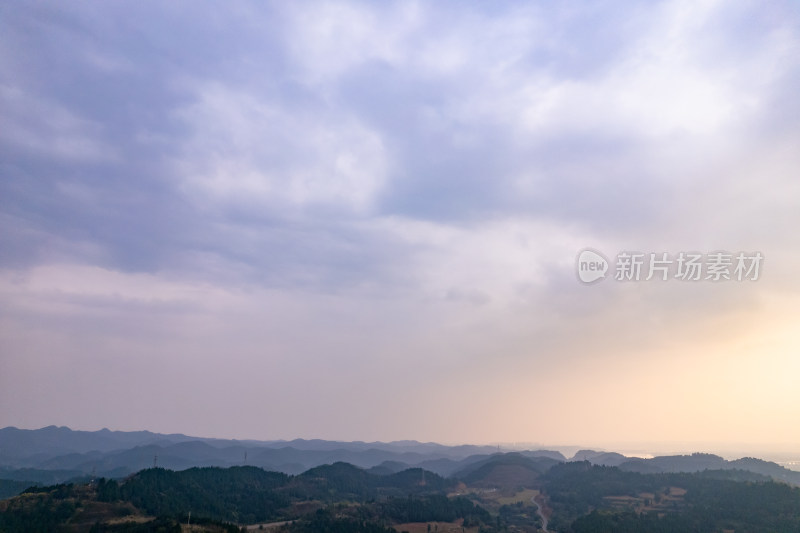 四川遂宁灵泉寺航拍天空摄影图