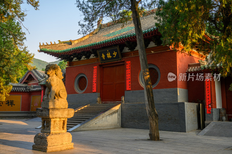 河南登封少林寺清晨日出时山门风光