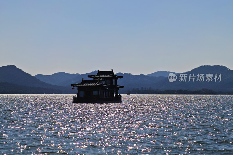 西湖湖面中式游船风景