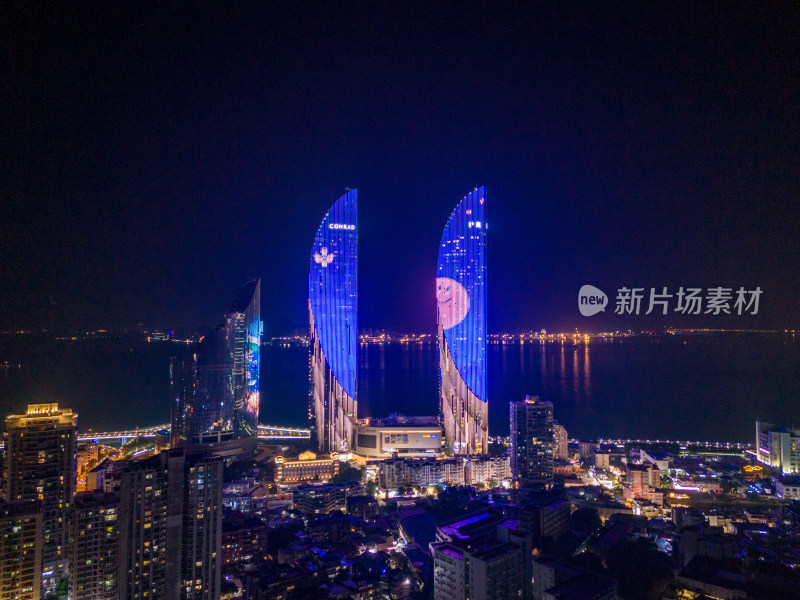 福建厦门双子塔夜景灯光航拍图