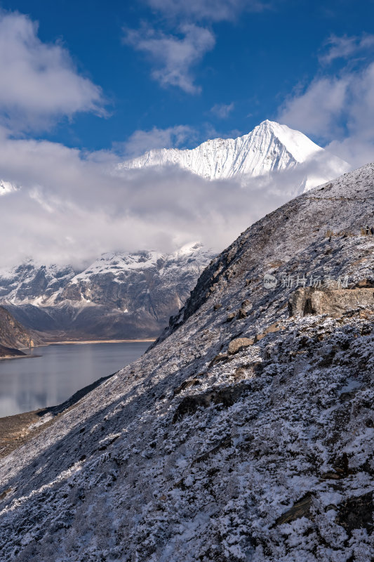 西藏山南洛扎秘境库拉岗日雪山湖泊壮丽景色