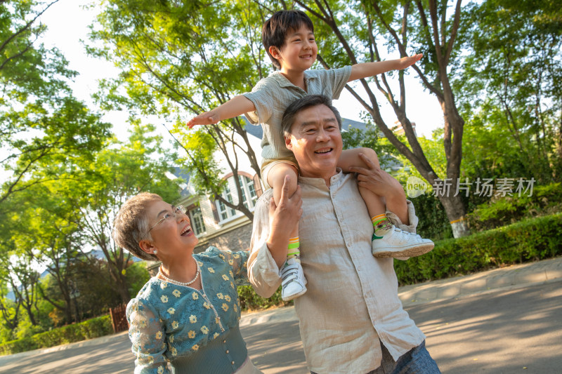 祖孙三人在小区内散步