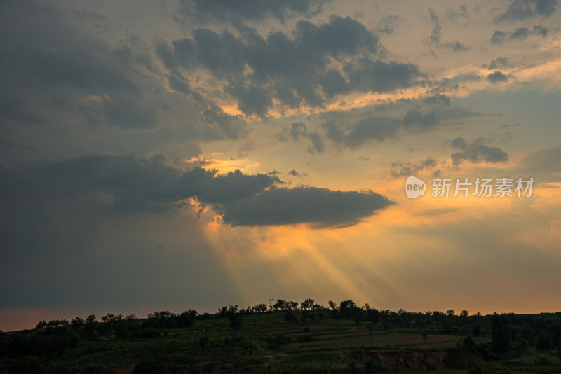 黄昏日落戏剧性的天空