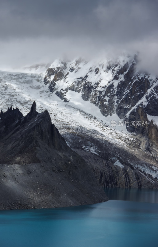 雪山脚下河谷湖泊自然风景