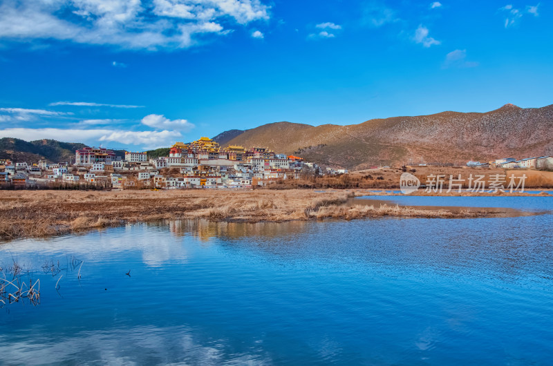 云南迪庆香格里拉松赞林寺景区湖泊草地秋景